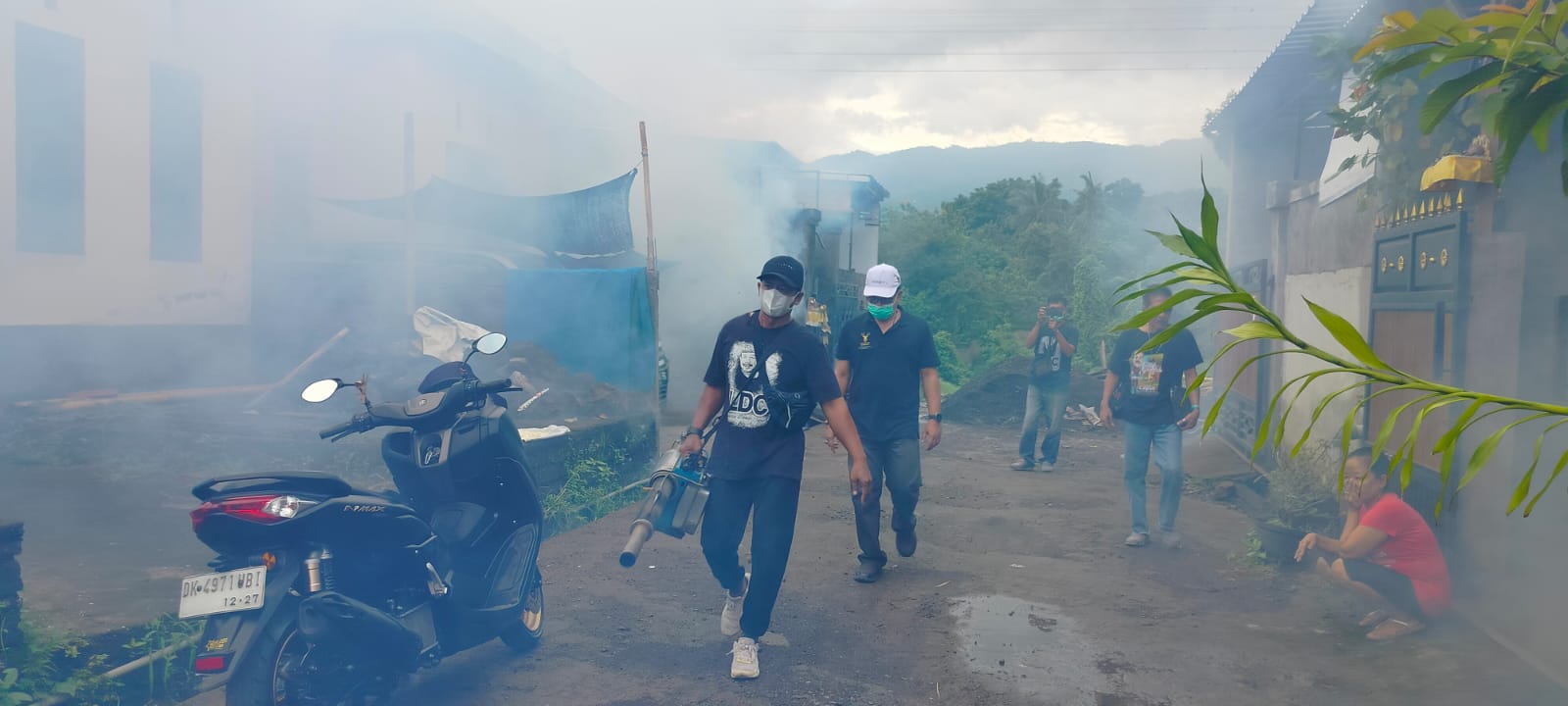 FOGGING: Relawan dari Loyalis Dokter Caput (LDC) melakukan aksi bakti sosial dengan melakukan fogging di Desa Tukadmungga, Buleleng.