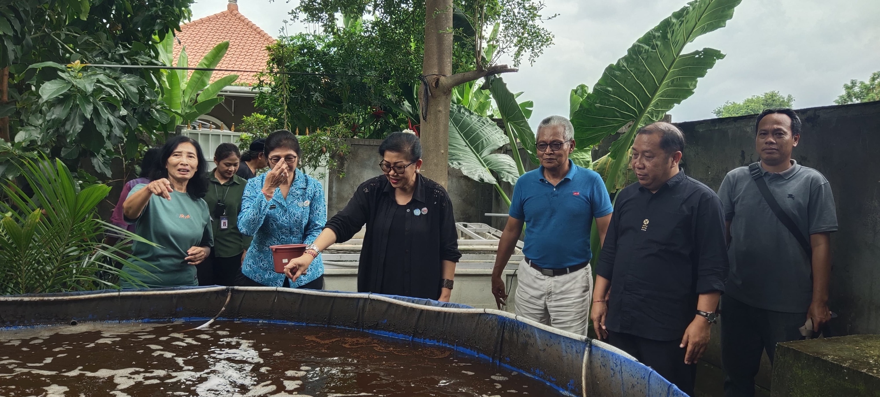 HASIL PENGELOLAAN SAMPAH: Ketua Tim Penggerak PKK Bali, Ny Putri Suastini Koster (tiga dari kiri) saat mengunjungi budidaya lele dengan sistem bioflok.