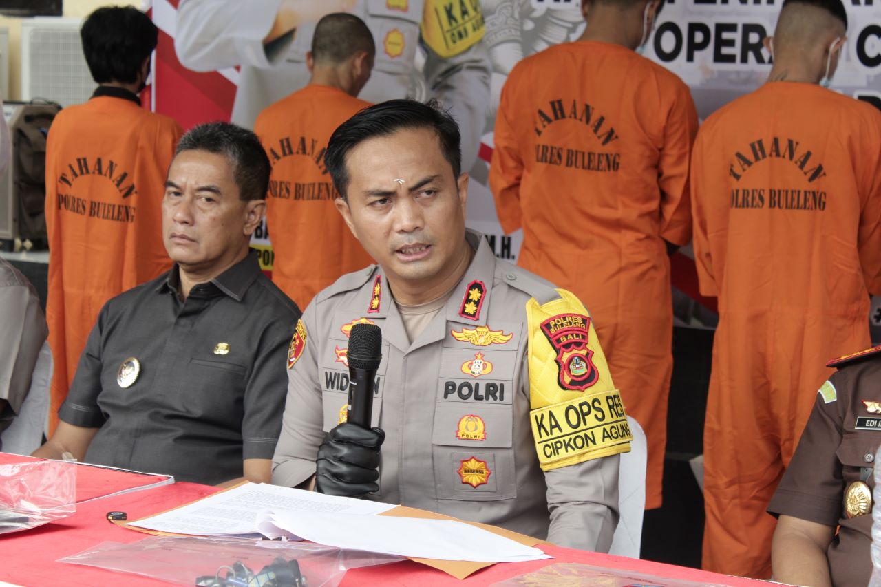 TANGKAP PENGEDAR: Kapolres Buleleng, AKBP Ida Bagus Widwan Sutadi menjelaskan kasus narkoba yang menyeret seorang warga Desa Lokapaksa.