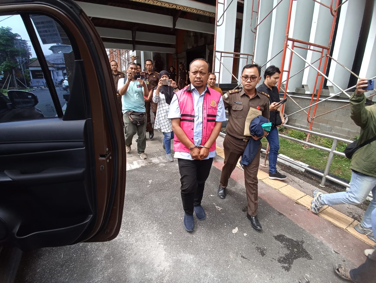 PASRAH: Pejabat Fungsional Dinas PUTR Ngakan Anom Diana Kesuma dibawa ke tahanan oleh Kejati Bali.