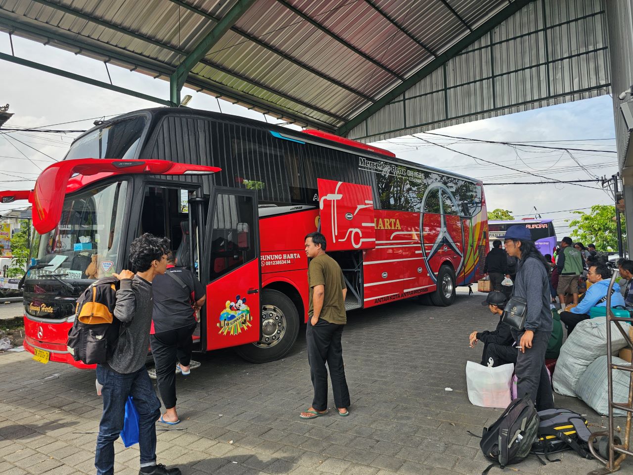 BUS MUDIK: Bus PO Gunung Harta yang terparkir di pool Jalan Cokroaminoto.