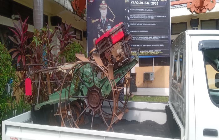 Barang bukti traktor beserta mobil pickup yang digunakan pelaku untuk melakukan aksi pencurian.