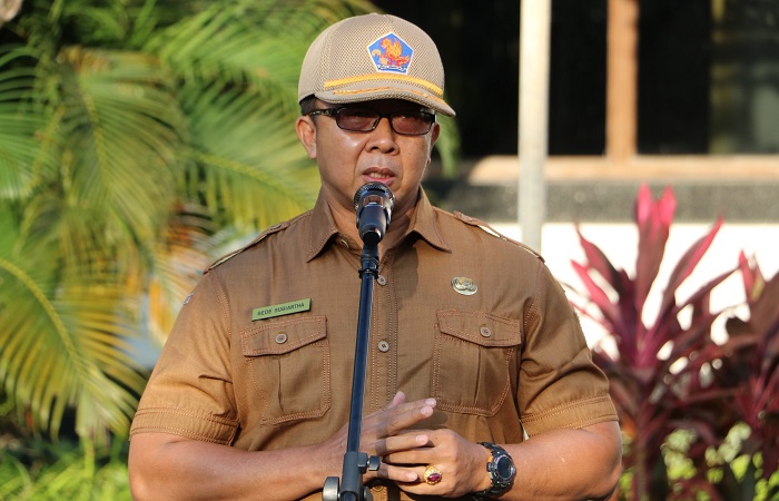 Bupati Buleleng, I Nyoman Sutjidra sebut pihaknya sudah menunjuk Plh Kepala Dinas PMPTSP Buleleng yakni Gede Sugiartha Widiada yang merupakan Asisten Administrasi Umum atau Asisten III Setda Buleleng.