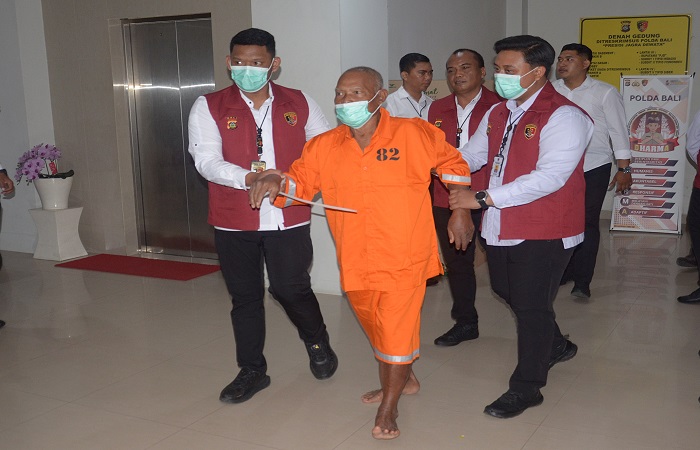 Polisi memangkap tersangka WW. Dia diamankan Polda Bali karena kasus penyelundupan penyu.