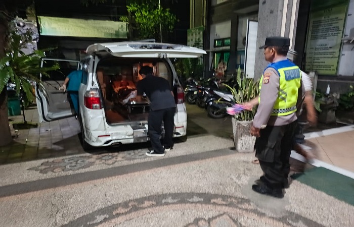 Foto pejalan kaki yang menjadi korban tabrak motor pemudik dibawa ke Puskesmas Melaya.