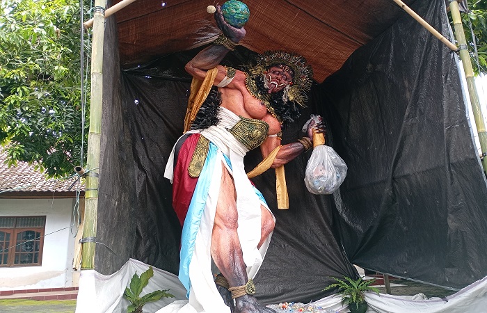 Ogoh-ogoh Ulian Manusa karya Pang Len Community. Karya ini menjadi kritik terhadap lingkungan yang kini dipenuhi dengan sampah plastik.
