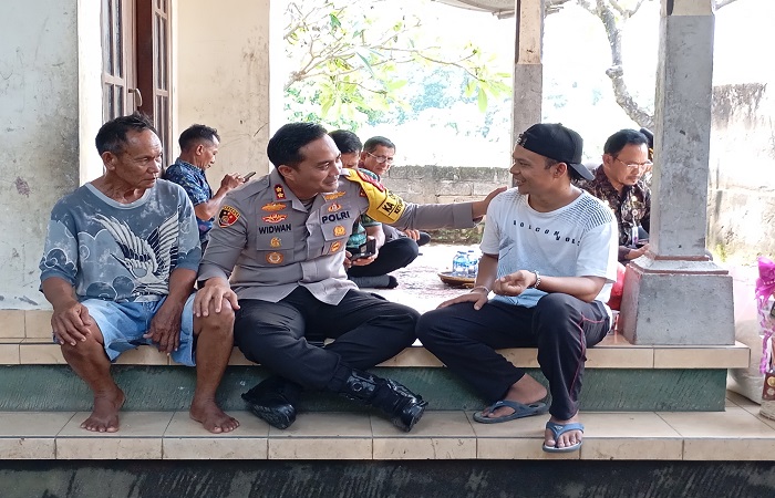 Nengah Sunaria bersama Kapolres Buleleng, AKBP Ida Bagus Widwan Sutadi. Dalam waktu dekat, PMI korban TPPO itu akan diminta keterangan, untuk membuka tabir gelap perdagangan orang dari Buleleng.