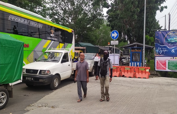 Penumpang bus yang turun dan memilih jalan kaki menuju Palabuhan Gilimanuk, Rabu (26/3) kemarin.
