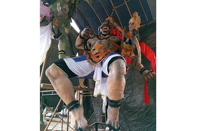 Ogoh-ogoh Rahwana vs Jatayu karya STT Astitining Laksana untuk Hari Suci Nyepi 1947. Kelompok pemuda pemudi ini konsisten dalam membuat ogoh-ogoh berukuran besar.