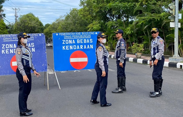 Petugas Dishub Buleleng dalam suatu kesempatan saat pengalihan arus. Pada Jumat (29/3) hampir seharian penuh ada pengalihan arus lalu lintas di Kota Singaraja.