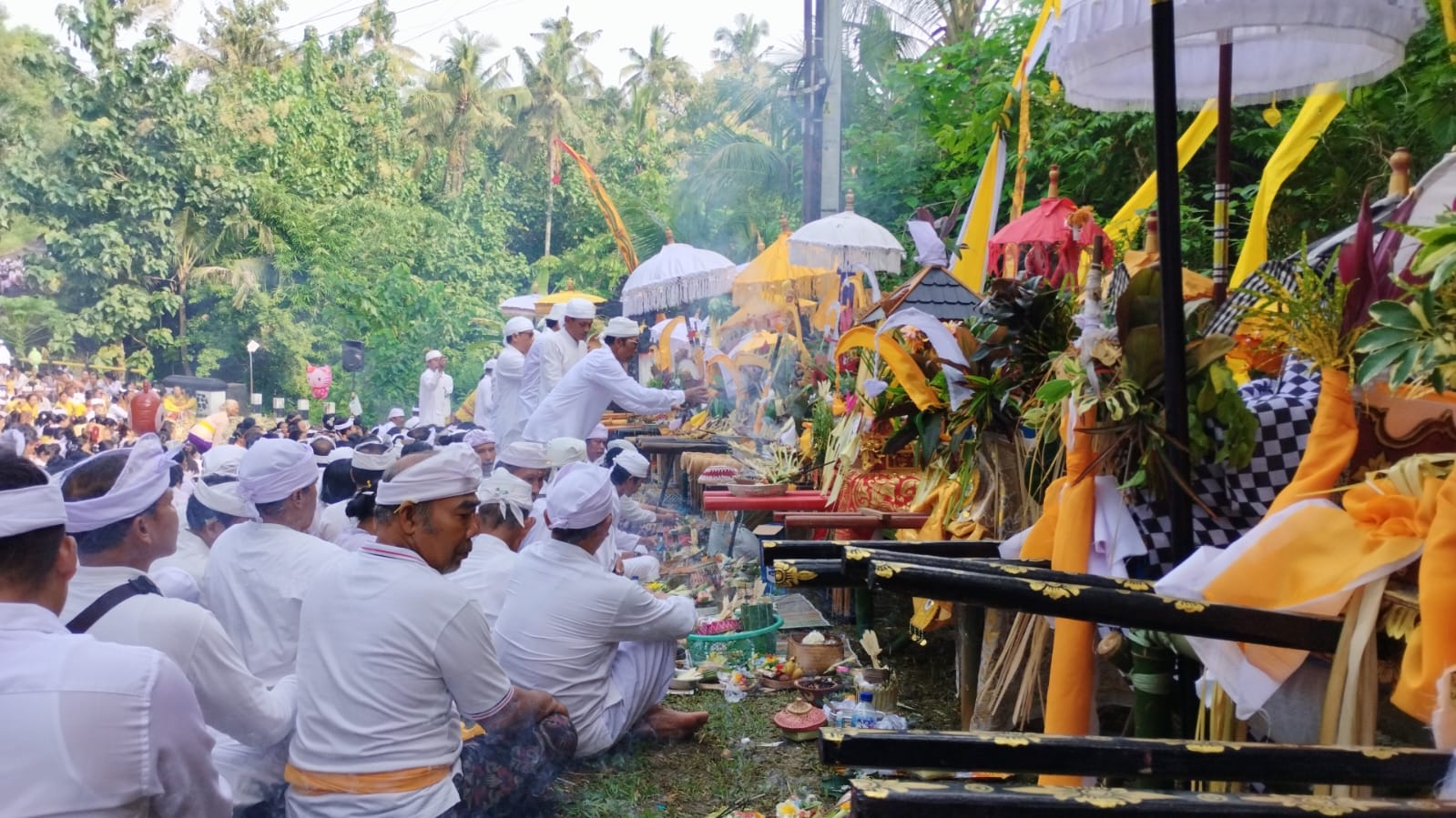 MELASTI: Prosesi melasti krama Desa Adat Nagasepaha, Buleleng. Krama cukup melasti sampai penyawangan Pura Segara.