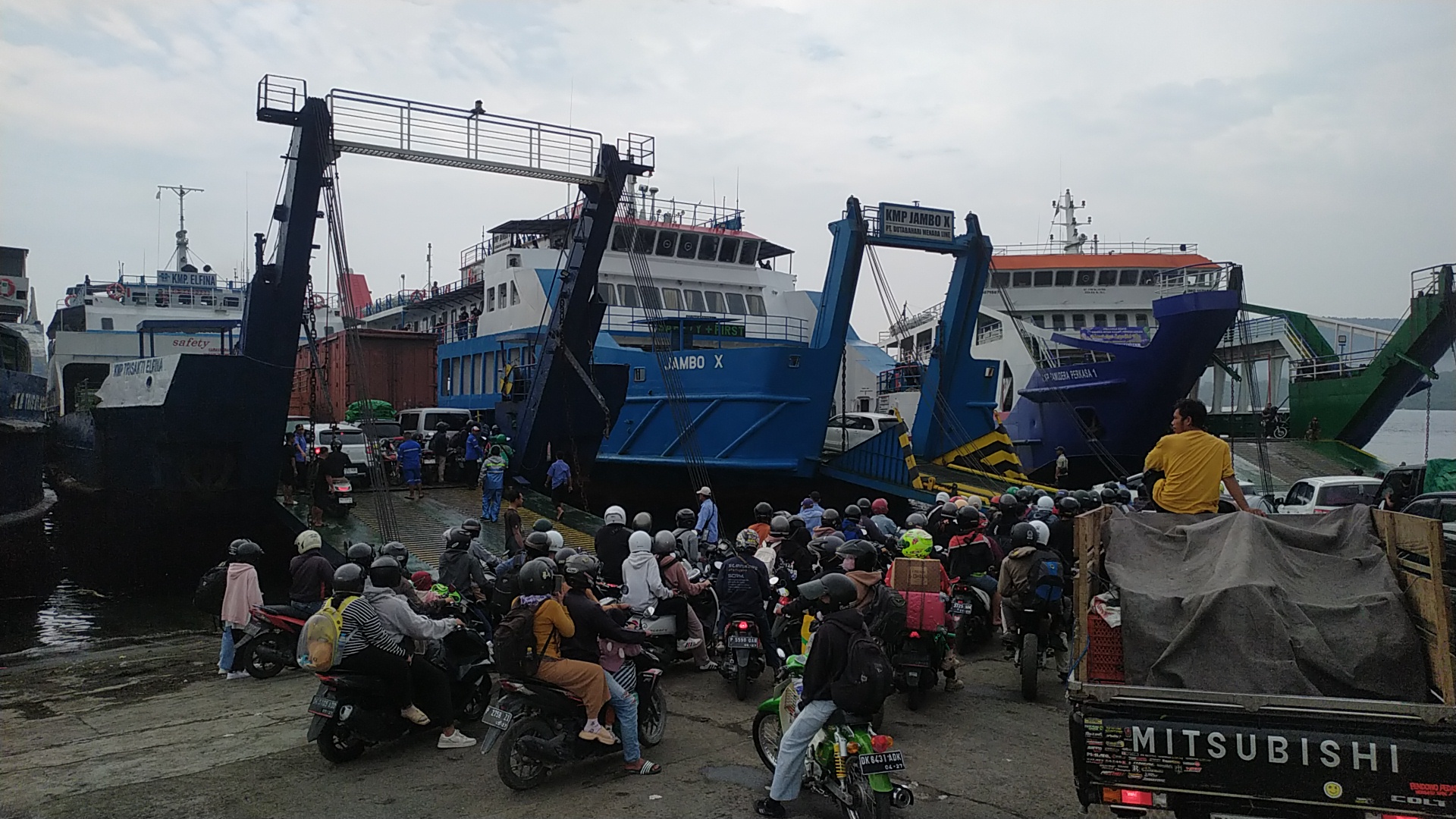 PADAT MERAYAP: Suasana penyeberangan arus mudik di Pelabuhan Gilimanuk.