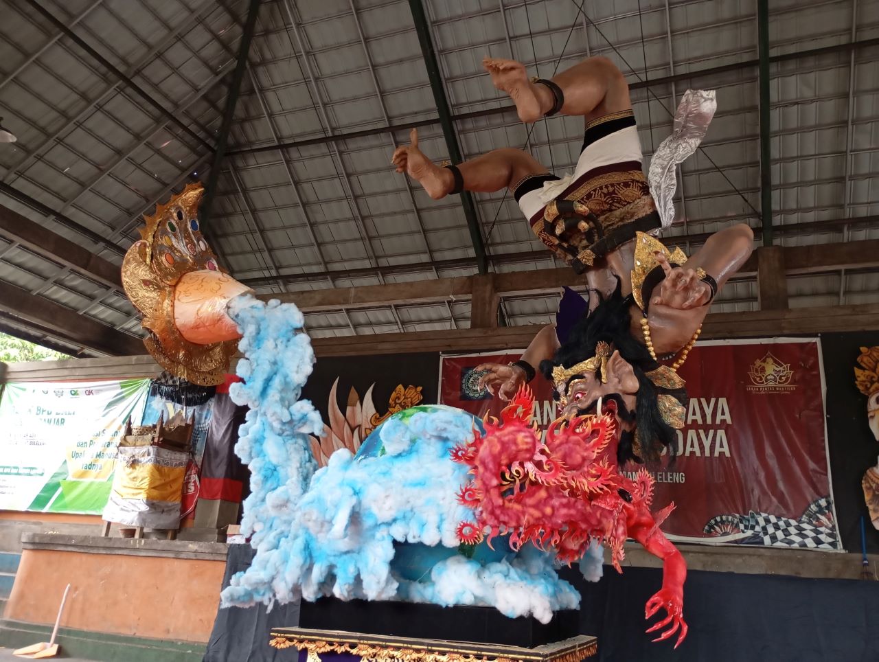 PENUH KRITIK: Ogoh-ogoh dengan tema "Bhuta Dasa Angkara Bumi" yang dibuat oleh Sekaa Truna Abhirama Devari, Banjar Adat Liligundi, Desa Adat Buleleng.