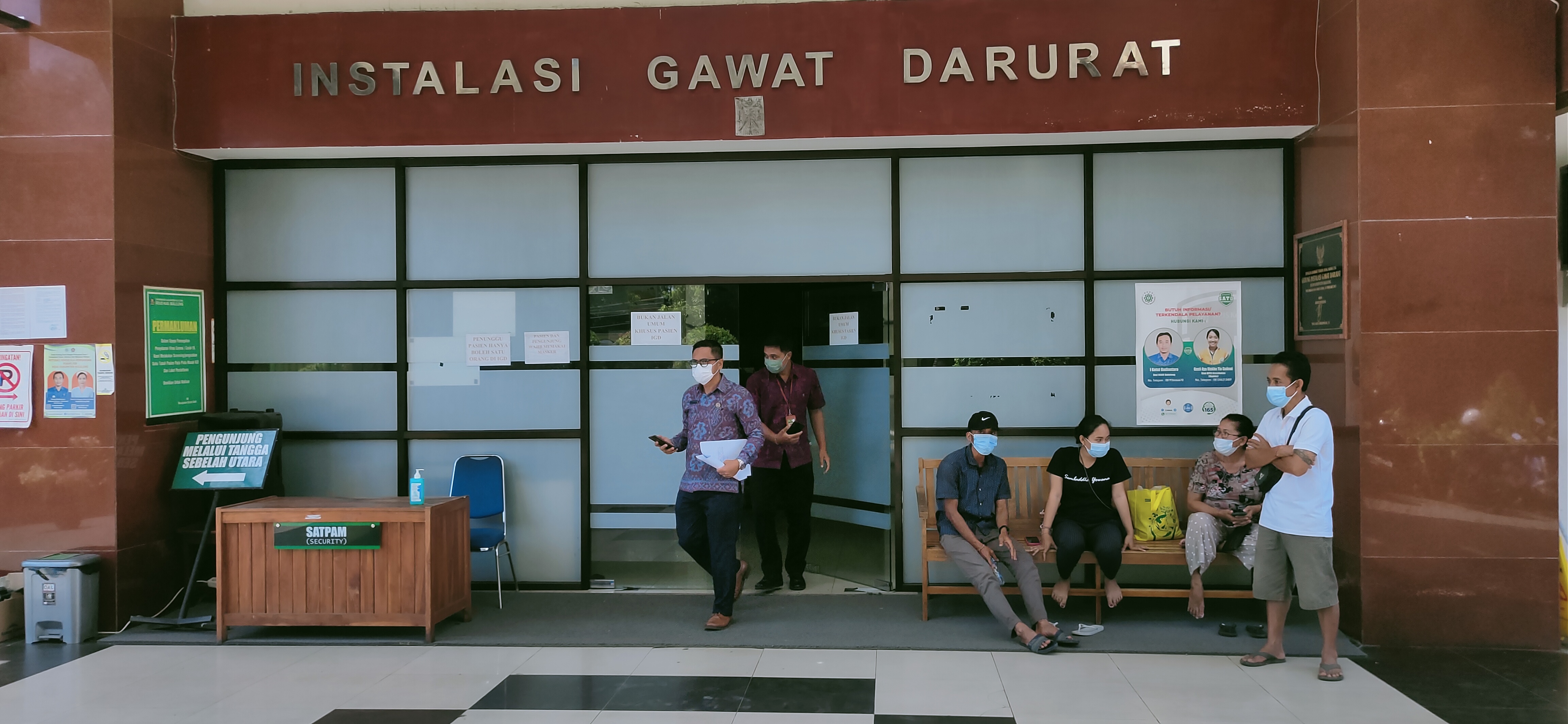 TETAP SIAGA: Suasana di IGD RSUD Buleleng. Tim medis tetap siaga 24 jam untuk melayani pasien di rumah sakit.