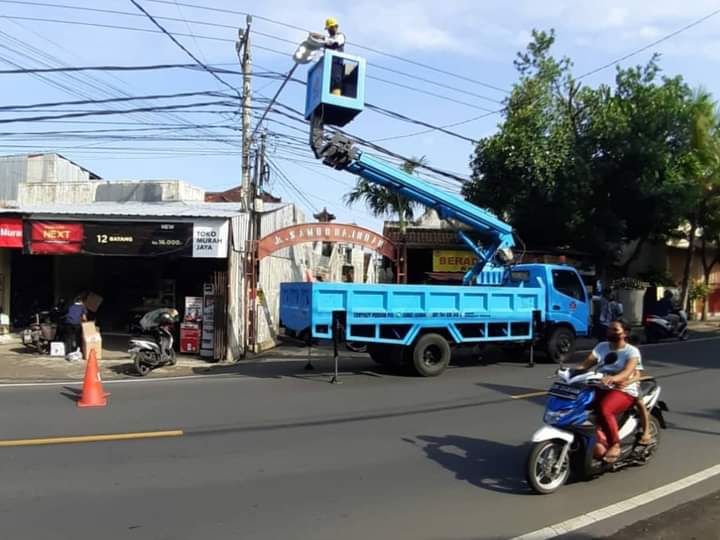 PADAMKAN LAMPU: Personel Dinas Perhubungan Buleleng memadamkam lampu penerangan jalan jelang hari raya Nyepi.