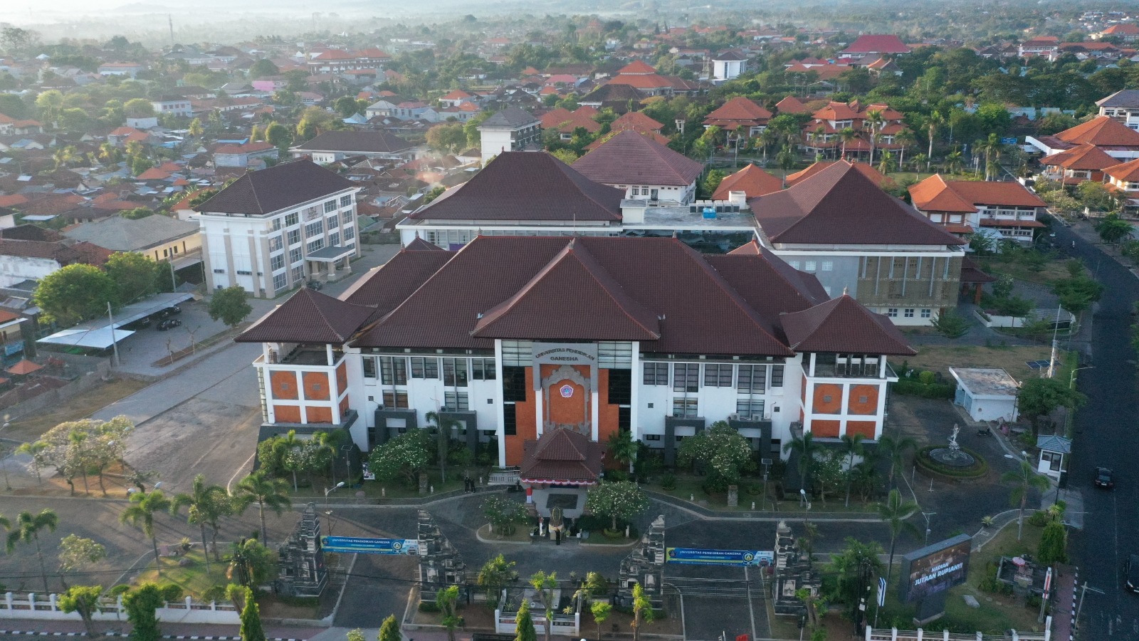UNDIKSHA: Kampus Undiksha di Jalana Udayana, Singaraja.