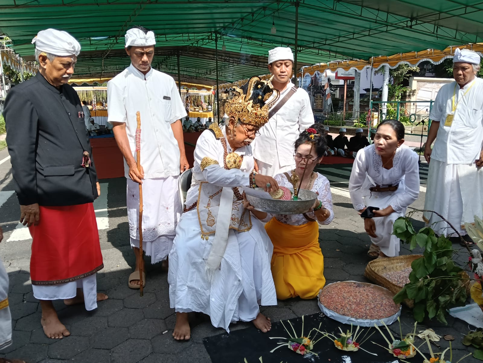 TAWUR KESANGA: Ritual tawur kesanga di Catus Pata Desa Adat Buleleng, Jumat (28/3/2025).
