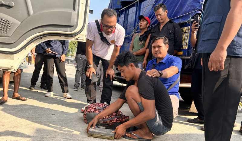 GELAR RAZIA : Personel Satres Narkona Polres Karangasem saat menggeledah seorang sopir truk lintas Provinsi di Pelabuhan Padangbai usai terbukti positif konsumsi sabu-sabu.