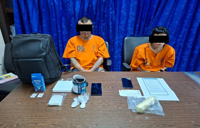 Tersangka GE, 45, dan EJS, 50, berada di ruangan penyidik Badan Narkotika Nasional (BNN) Provinsi Bali, Kamis (27/3) lalu. Keduanya merupakan jaringan kartel narkoba Meksiko yang ditangkap di Bali.