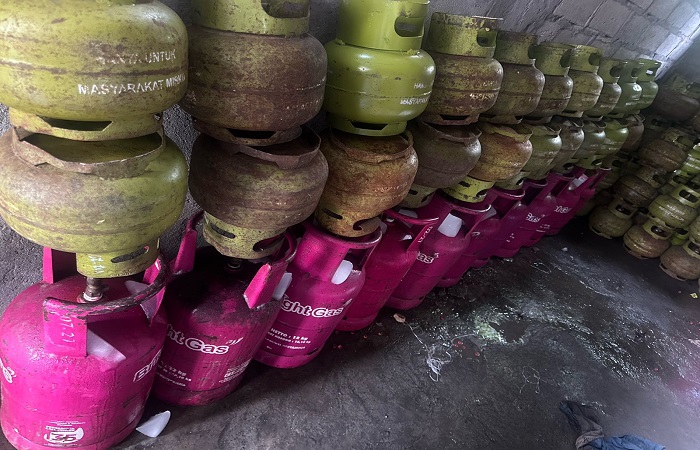 Polisi temukan puluhan tabung gas di dalam gudang rumah pelaku di Denpasar Barat. Aksi oplos gas subsidi di Bali ini sudah banyak makan korban jiwa dan meresahkan masyarakat.