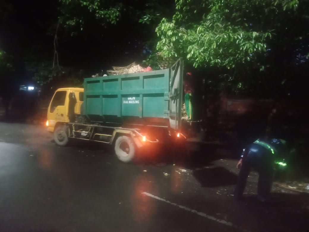 ANGKUT SAMPAH: Petugas kebersihan Dinas Lingkungan Hidup (DLH) Buleleng melakukan pembersihan sampah di kawasan Kota Singaraja saat pengerupukan. Sampah didominasi sisa sarana upakara pecaruan.
