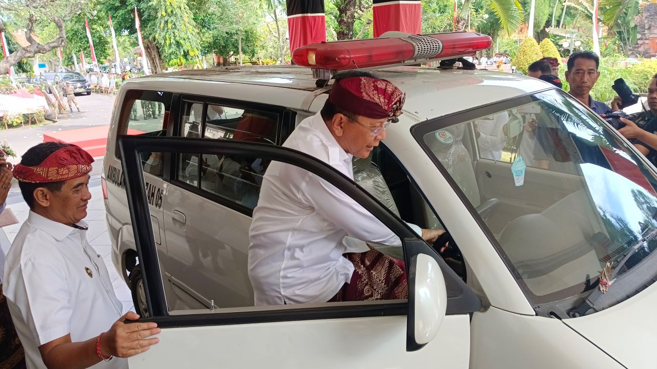 Bupati Buleleng, I Nyoman Sutjidra (kanan) dan Wakil Bupati Buleleng, Gede Supriatna (pegang pintu mobil) saat mengecek mobil ambulance jenazah yang diperuntukkan bagi warga miskin.