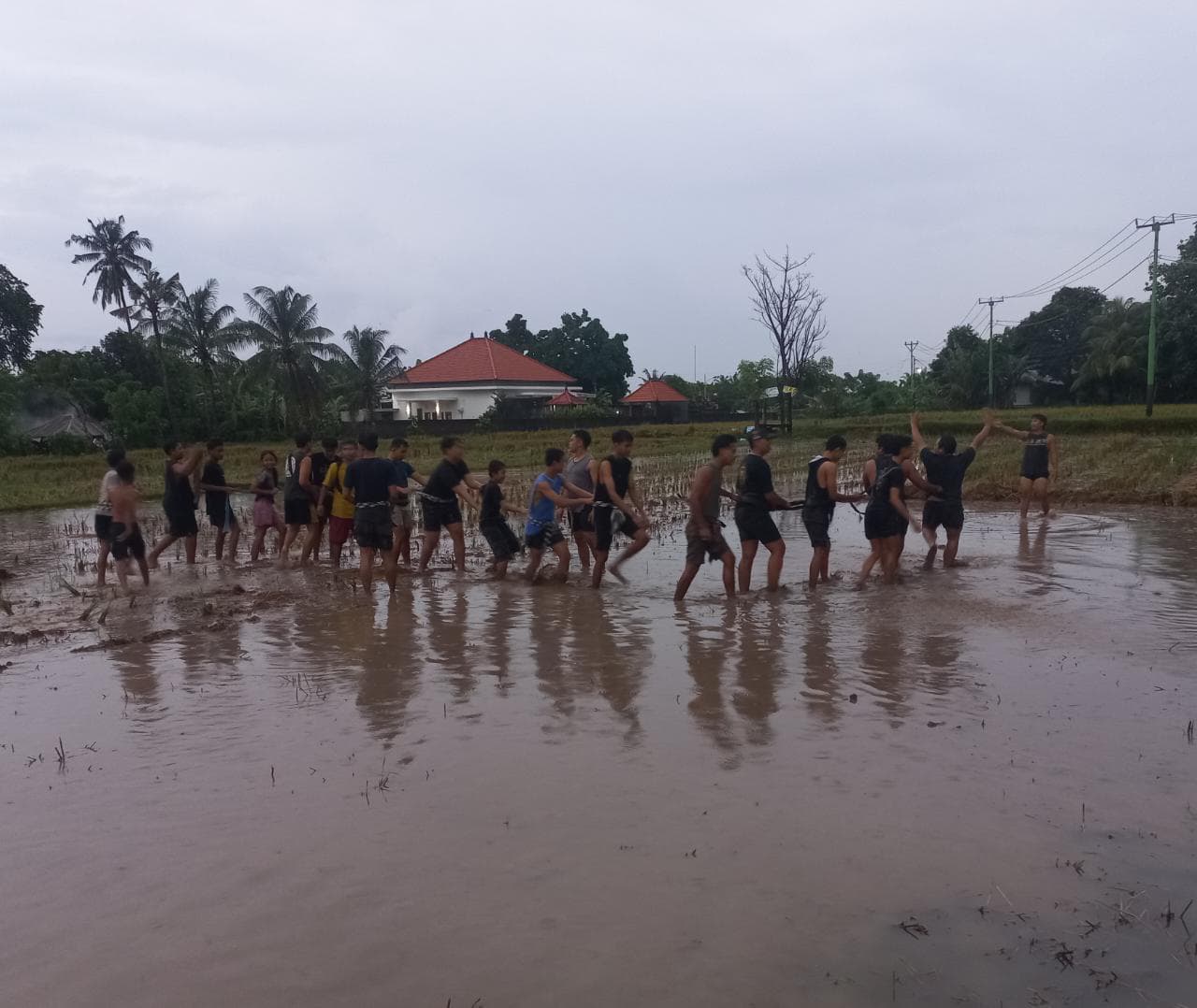 TRADISI: Tradisi megoak-goakan di Desa Panji, Buleleng.