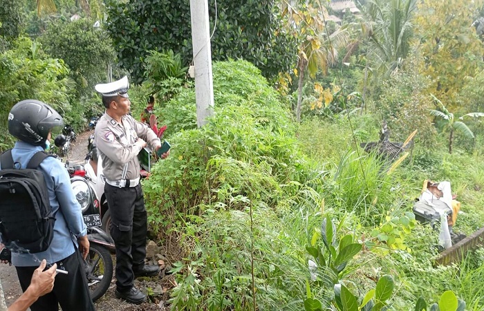 Situasi di lokasi laka lantas di Desa Sambangan, tampak korban dan kendaraannya. Terpisah, kondisi sepeda motor milik Astika pasca kecelakaan.
