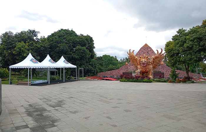 Suasana di RTH Taman Bung Karno yang menjadi lokasi pagelaran Malam Apresiasi Seni dalam rangka HUT ke-421 Kota Singaraja, tampak sejumlah persiapan meski kegiatan tersebut ditunda.