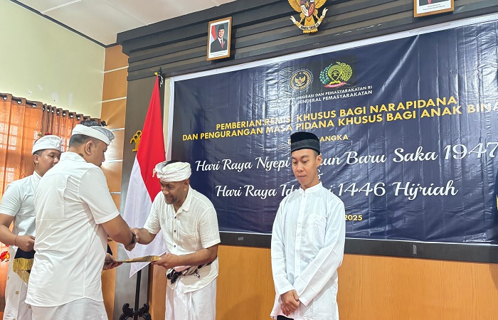 Perwakilan napi Hindu dan Islam di Lapas Singaraja, menerima surat keputusan terkait pemberian remisi Hari Suci Nyepi dan Hari Raya Idulfitri.