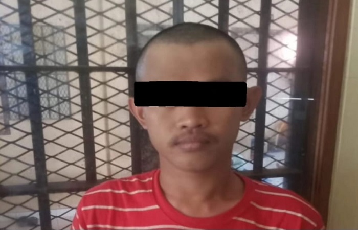 Tersangka  M. Jaelani, 27, saat diamankan di Mapolsek Densel karena mencuri uang dan motor milik majikannya.