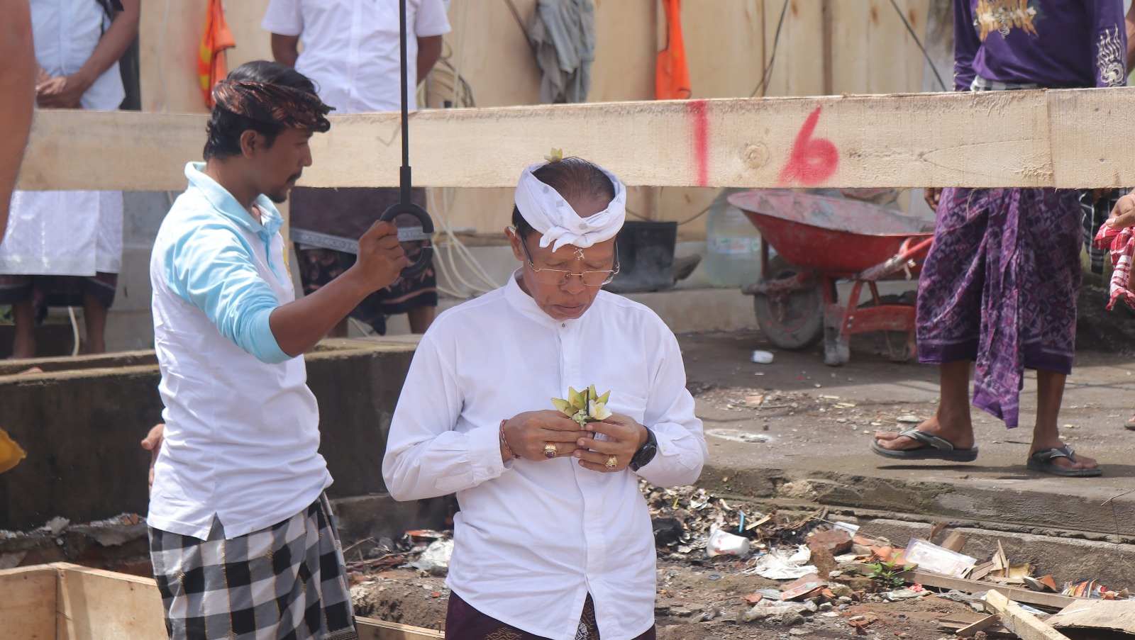 PELETAKAN BARU: Dirjen Bimas Hindu, Prof. I Nengah Duija saat melakukan peletakan baru pertama pembangunan gedung kampus pascasarjana STAHN Mpu Kuturan.