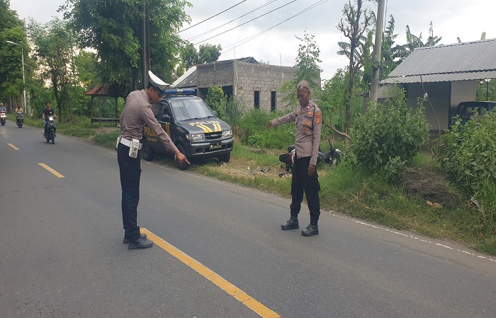 Polisi melakukan olah TKP di lokasi kecelakaan yang melibatkan dua kendaraan roda dua. Terpisah, kondisi sepeda motor yang terlibat laka lantas.