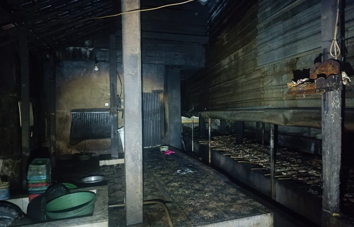 Kebakaran hebat menimpa tempat usaha pemanggangan ayam milik I Wayan Toyo di Jalan Sakura I, Lingkungan Kemoning Klod, Kelurahan Semarapura Klod.