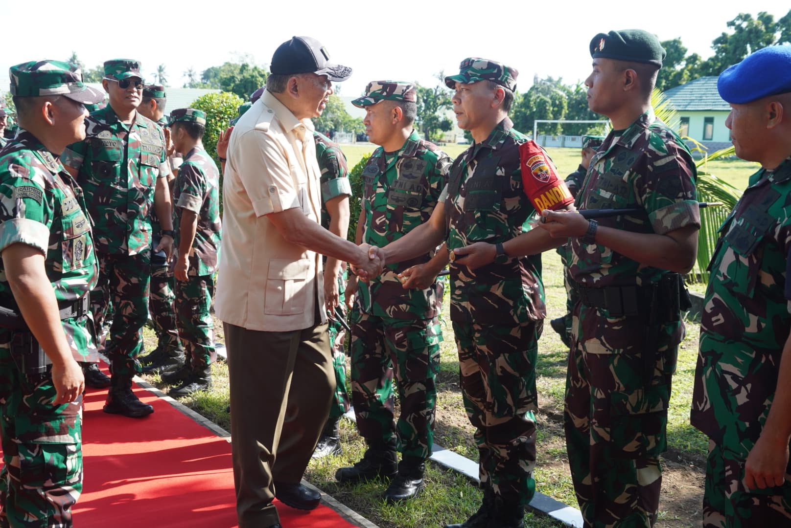 KUNJUNGI SECATA: Menteri Pertahanan Republik Indonesia, Letjen TNI (Purn) Sjafrie Sjamsoeddin (baju krem) saat mengunjungi Secata Rindam IX/Udayana di Singaraja.