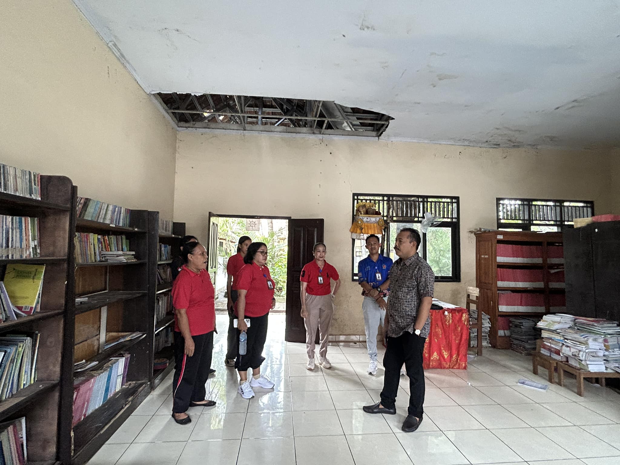 SEKOLAH RUSAK: Ketua DPRD Buleleng, Ketut Ngurah Arya (paling kanan) saat mengecek kondisi ruang kelas dan perpustakaan di SDN 1 Sumberkima, Kecamatan Gerokgak.