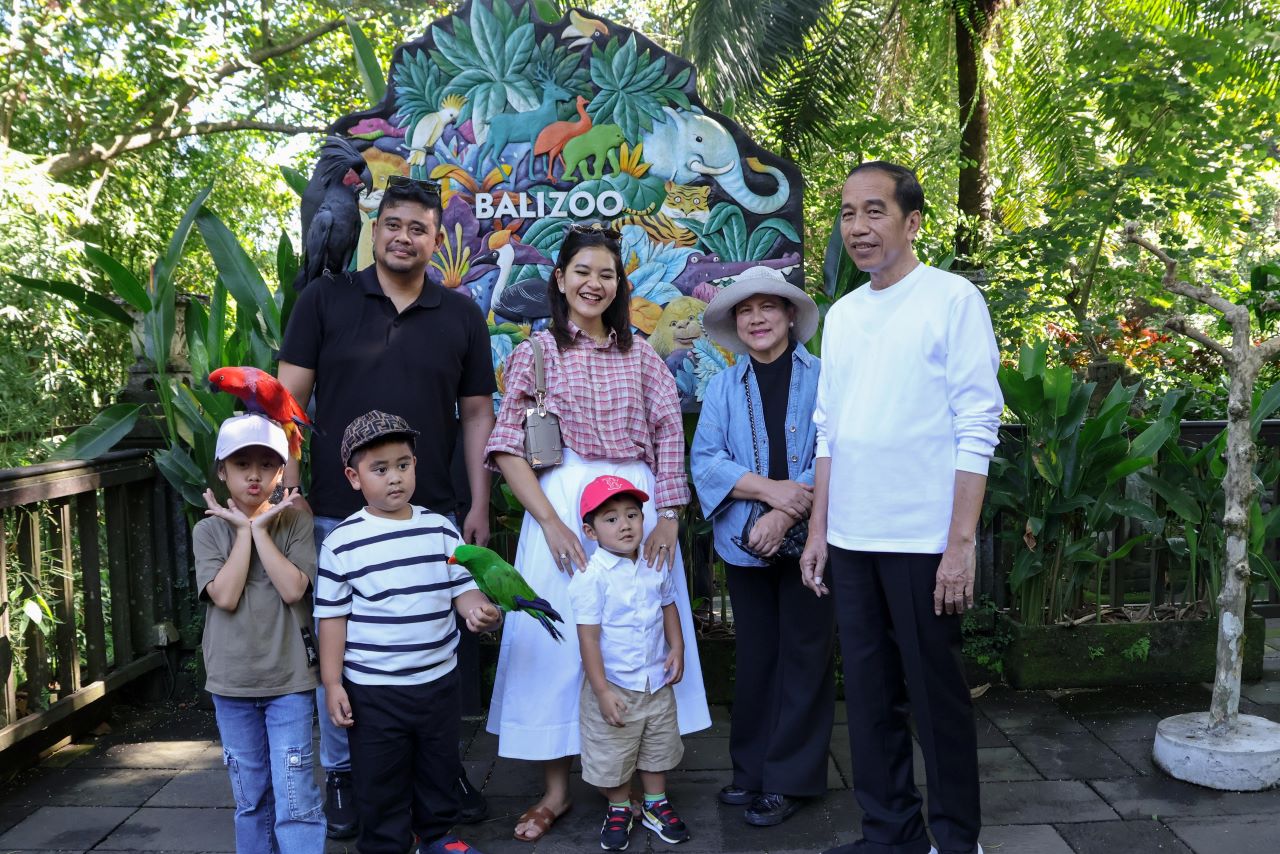 LIBURAN DI BALI: Mantan Presiden RI, Joko Widodo (paling kiri) saat berlibur bersama keluarga di Bali Zoo.