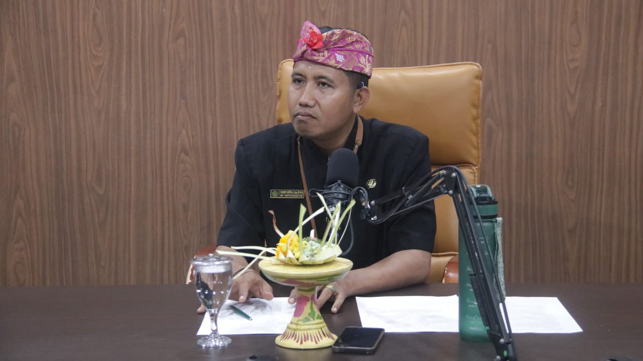 BERI PEMAHAMAN: Penyuluh agama Hindu dari Kantor Agama Buleleng, Kadek Satria. Dia memberikan penjelasan terkait ulah pati dari perspektif Hindu.