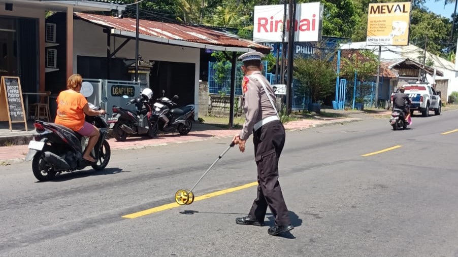 OLAH TKP: Aparat kepolisian dari Satuan Lalu Lintas Polres Buleleng melakukan olah TKP di lokasi kecelakaan.