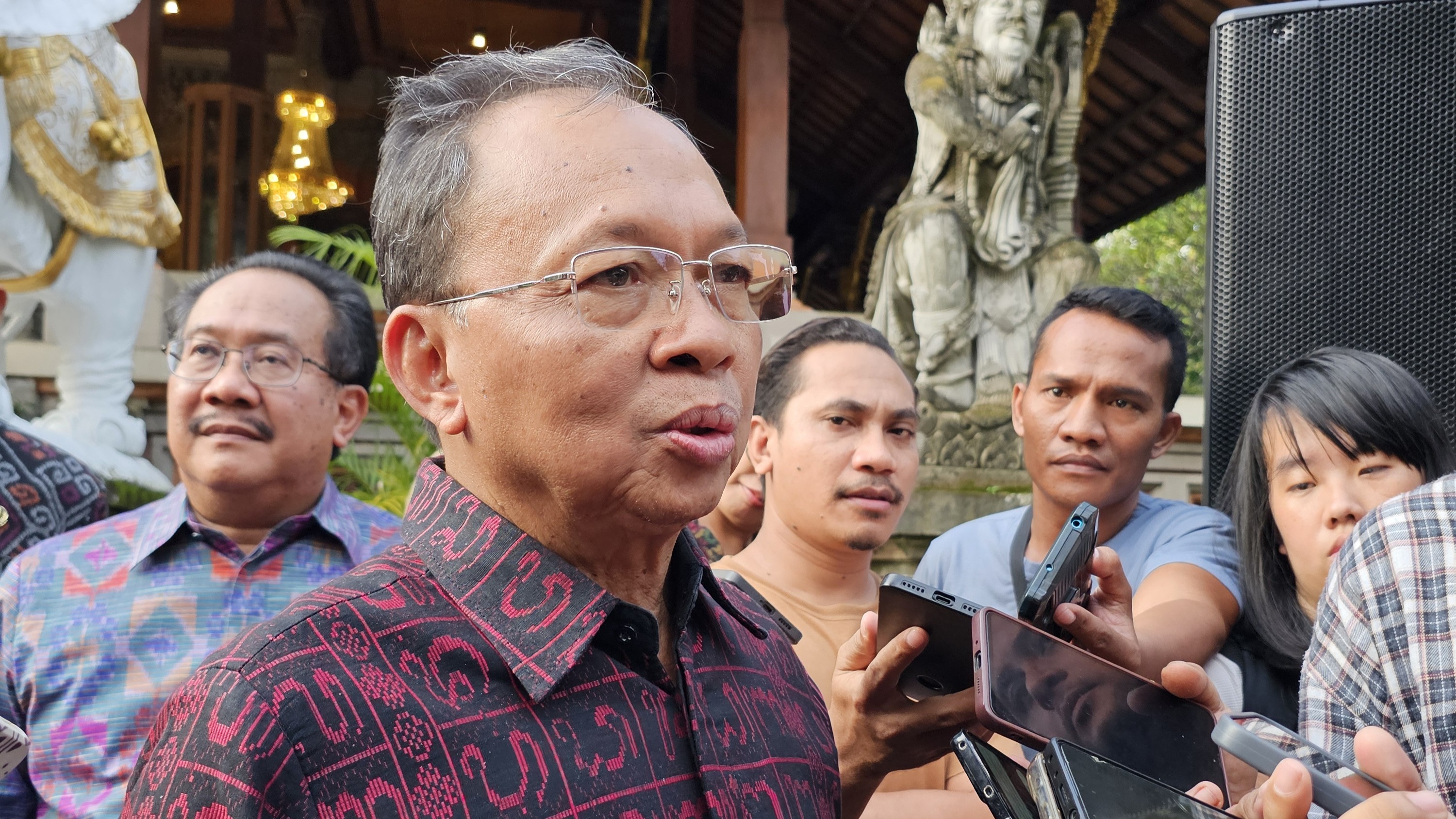 JALAN  NISKALA: Gubernur Bali, Wayan Koster. Ia menganjurkan Pemkab Badung menempuh jalur skala dan niskala guna mencegah peristiwa ulah pati di Tukad Bangkung.