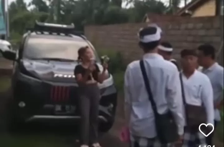 VIRAL: Screenshot video viral wanita yang terlibat adu mulut dengan pecalang di Desa Amed, Karangasem.