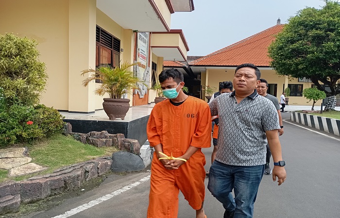 GK ketika digiring polisi. Warga Desa Sangsit itu harus berurusan dengan polisi karena memiliki sepuluh paket sabu.