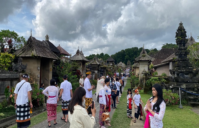 Pengunjung menikmati keindahan desa Wisata Penglipuran Bangli