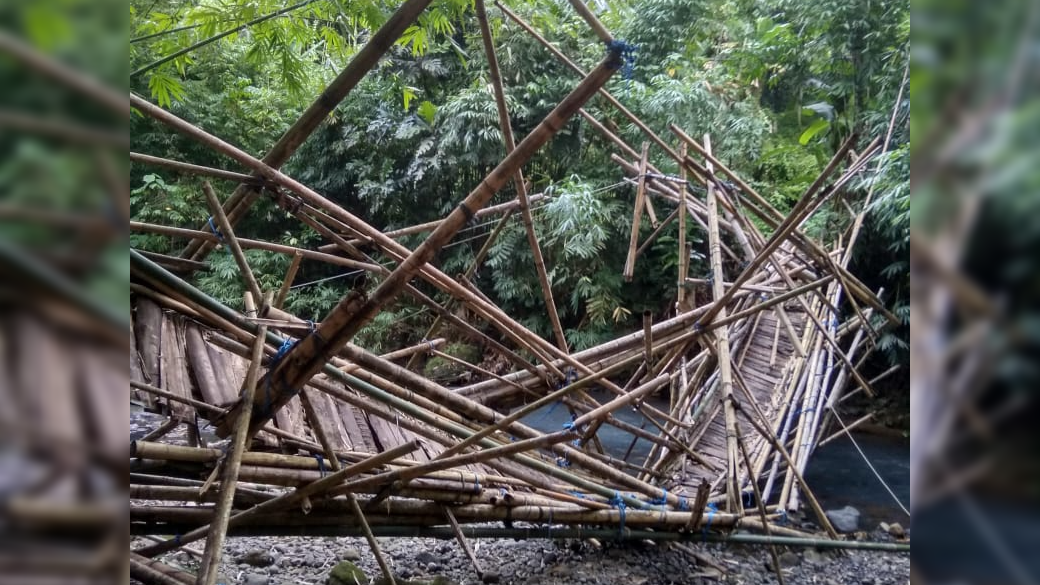 JEMBATAN AMBRUK: Jembatan darurat di Banjar Sekarkejula Kelod, Jembrana, ambruk akibat banjir. Perbaikan jembatan  tidak bisa dilakukan gara-gara efisiensi.