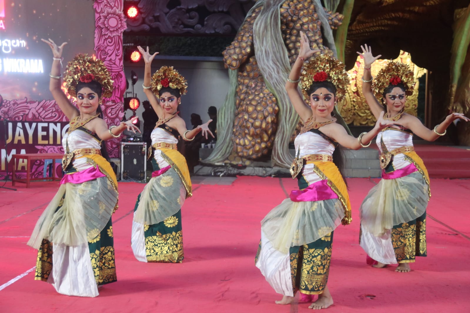 MEMIKAT: Tari Suweta Bangkaja yang ditarikan oleh para penari dari Sanggar Seni Santhi Budaya.