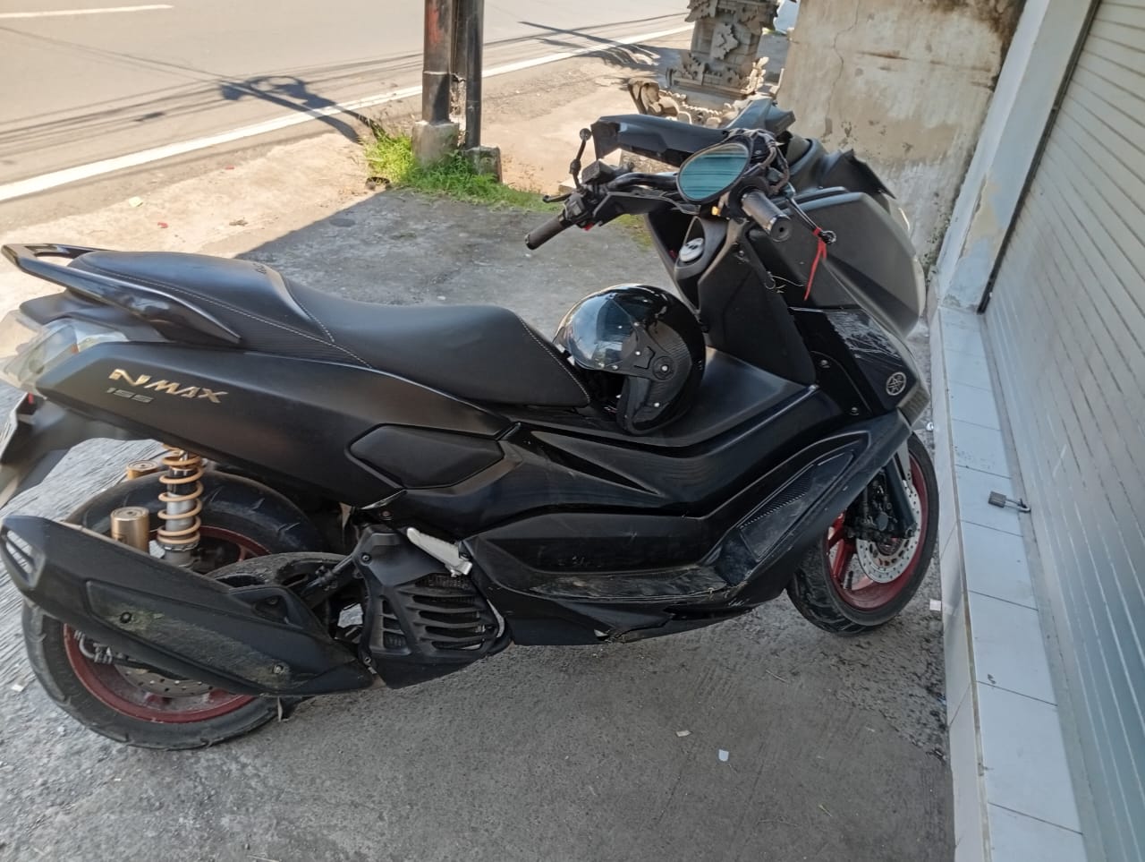 KECELAKAAN: Sepeda motor yang terlibat kecelakaan di Seririt. Kecelakaan itu mengakibatkan seorang pelajar menjadi korban.