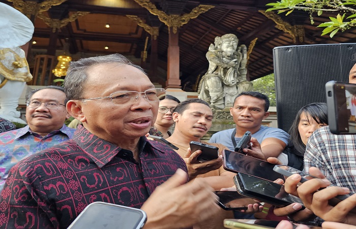 Gubernur Bali Wayan Koster ditemui di Jaya Sabha Senin (6/4) kemarin. Ia buka suara terkait maraknya kasus bunuh diri di Bali.