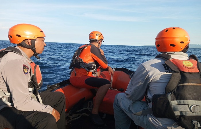 Petugas gabungan saat melakukan pencarian pemancing yang hilang di perairan pantai Mimba, Desa Padangbai, Kecamatang Manggis pada Senin (7/4) kemarin.