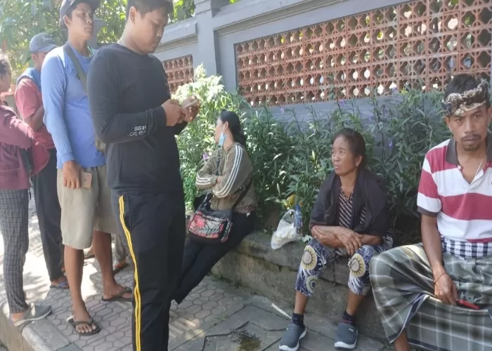 JADI KORBAN: Ni Komang Merta (wanita baju hitam), duduk termenung mengetahui tas miliknya hilang. Kerugian mencapai ratusan juta.