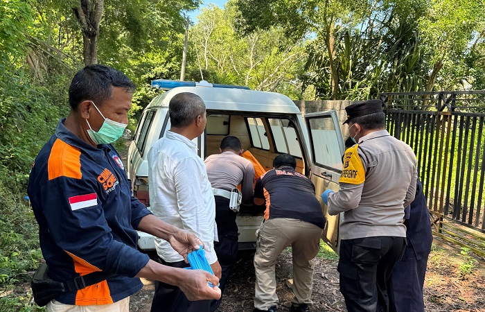 Aparat kepolisian saat mengevakuasi korban asal Belanda dari TKP. Korban ditemukan meninggal pada Senin (7/4) kemarin.